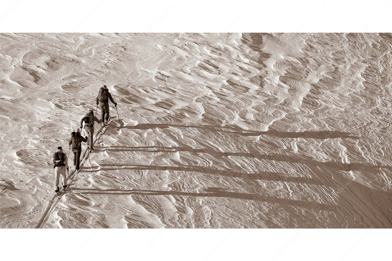 Schattenspringer – Seitenverhältnis 2:1 — Skitour an der Zugspitze Aufstieg mit Ski an einem kalten Wintermorgen im Zugspitzgebiet