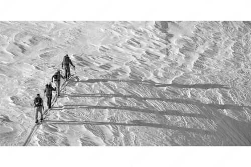 Aufstieg mit Ski an einem kalten Wintermorgen im Zugspitzgebiet - Schattenspringer - Seitenverhältnis 2:1 - Skitour an der Zugspitze - weitere Infos unter https://www.kriner-weiermann.de