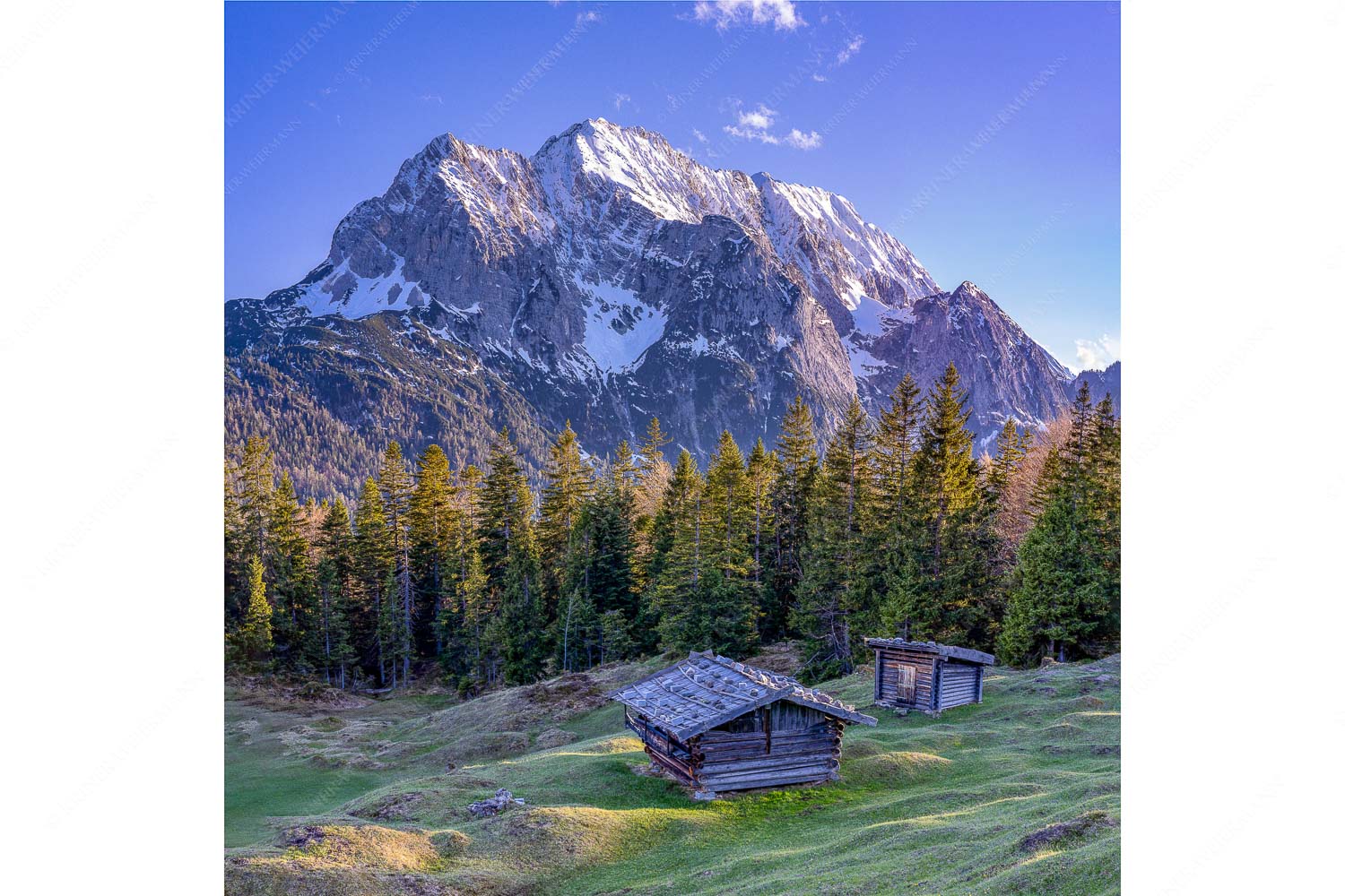 Blick über Buckelwiese und Wiesmahdstadel zur Oberen Wettersteinspitze