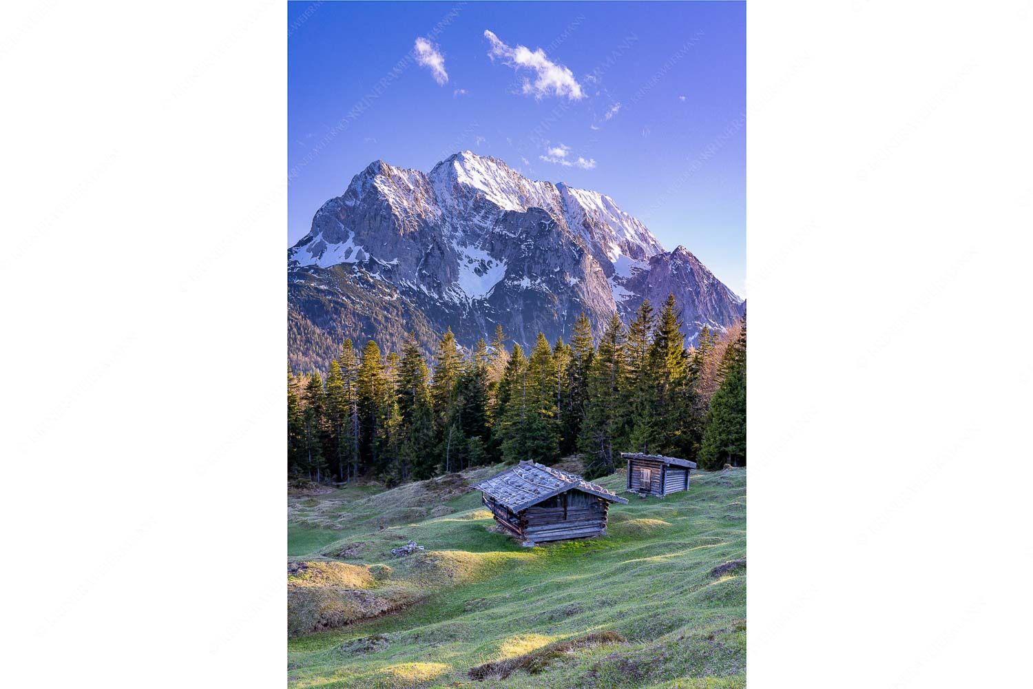 Blick über Buckelwiese und Wiesmahdstadel zur Oberen Wettersteinspitze