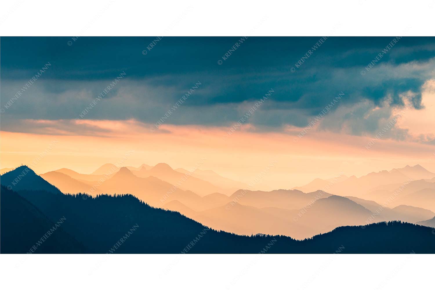 Schemenhaft – Seitenverhältnis 2:1 — Bergsilhouetten Sonnenaufgang Blick in den Sonnenaufgan in die Bayrischen Voralpen