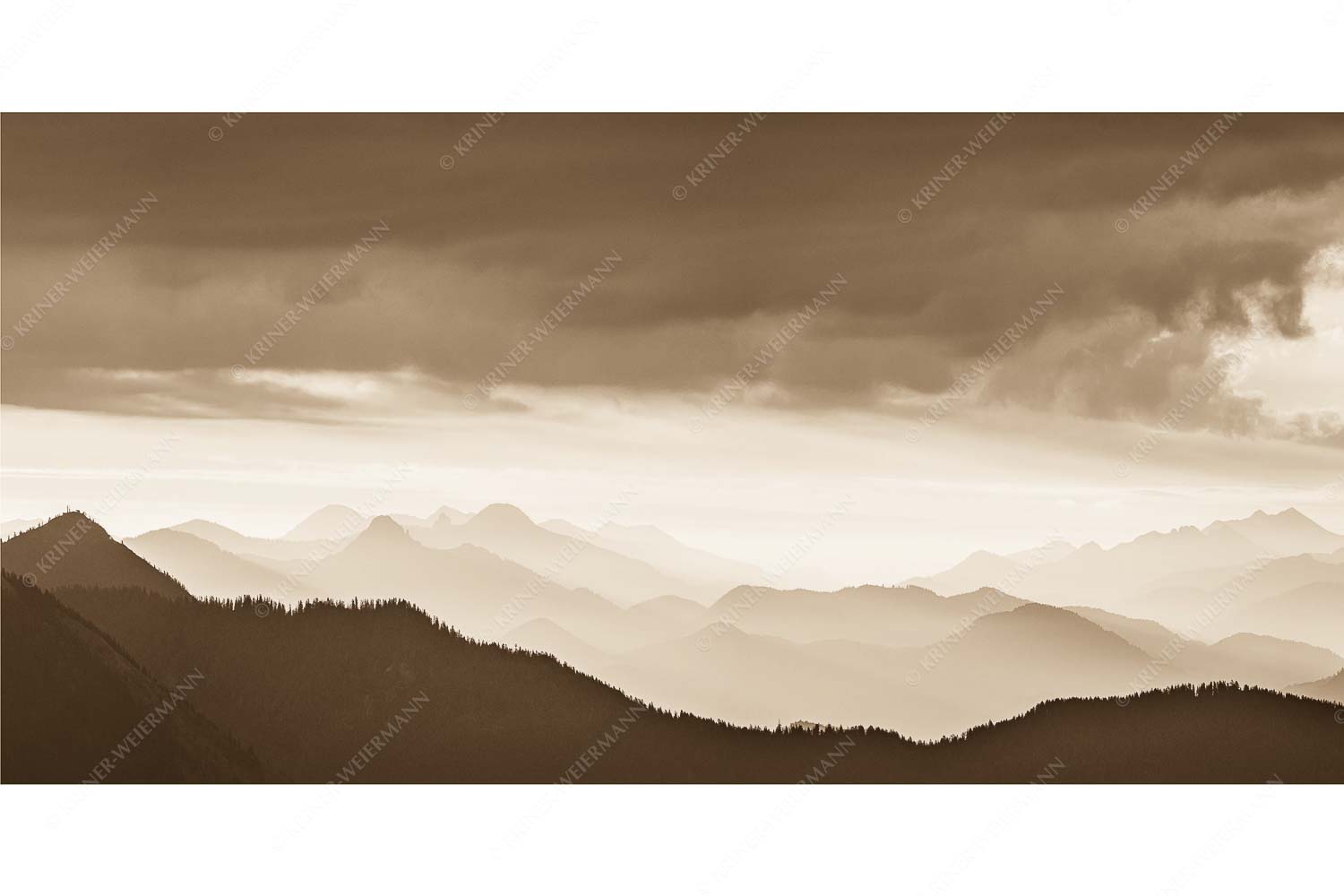 Schemenhaft – Seitenverhältnis 2:1 — Bergsilhouetten Sonnenaufgang Blick in den Sonnenaufgan in die Bayrischen Voralpen