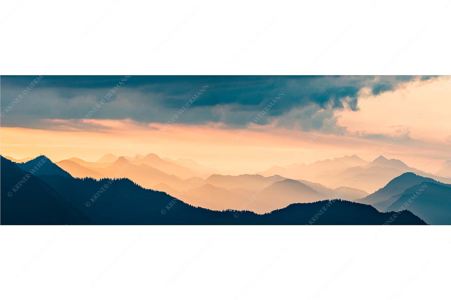 Schemenhaft – Seitenverhältnis 3:1 — Bergsilhouetten Sonnenaufgang Blick in den Sonnenaufgan in die Bayrischen Voralpen