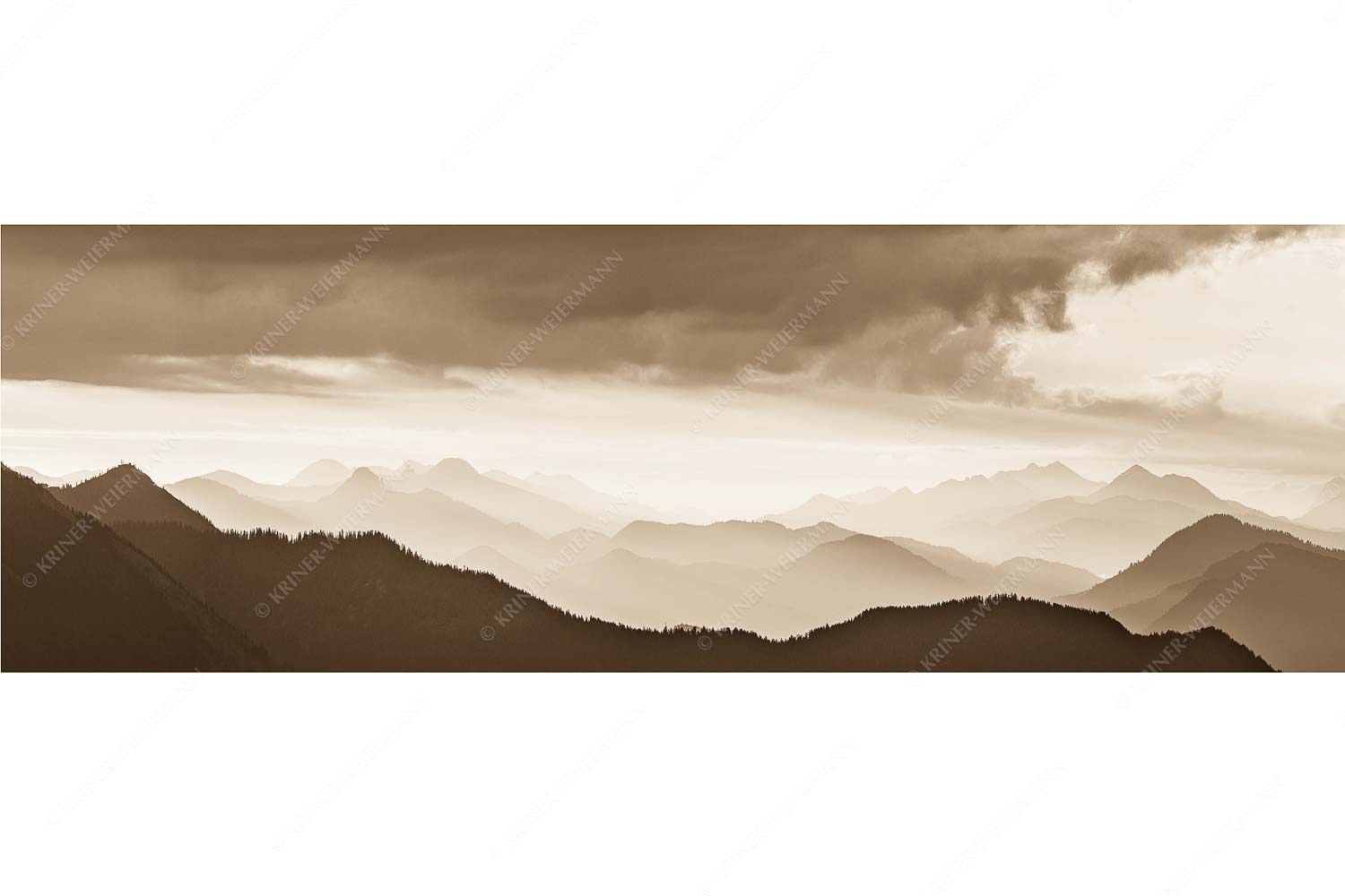 Schemenhaft – Seitenverhältnis 3:1 — Bergsilhouetten Sonnenaufgang Blick in den Sonnenaufgan in die Bayrischen Voralpen