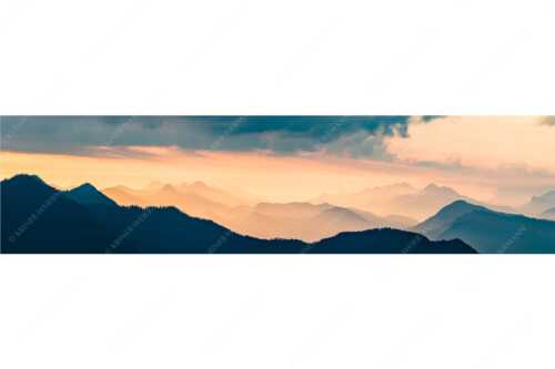 Blick in den Sonnenaufgan in die Bayrischen Voralpen - Schemenhaft - Seitenverhältnis 4:1 - Bergsilhouetten Sonnenaufgang - weitere Infos unter https://www.kriner-weiermann.de