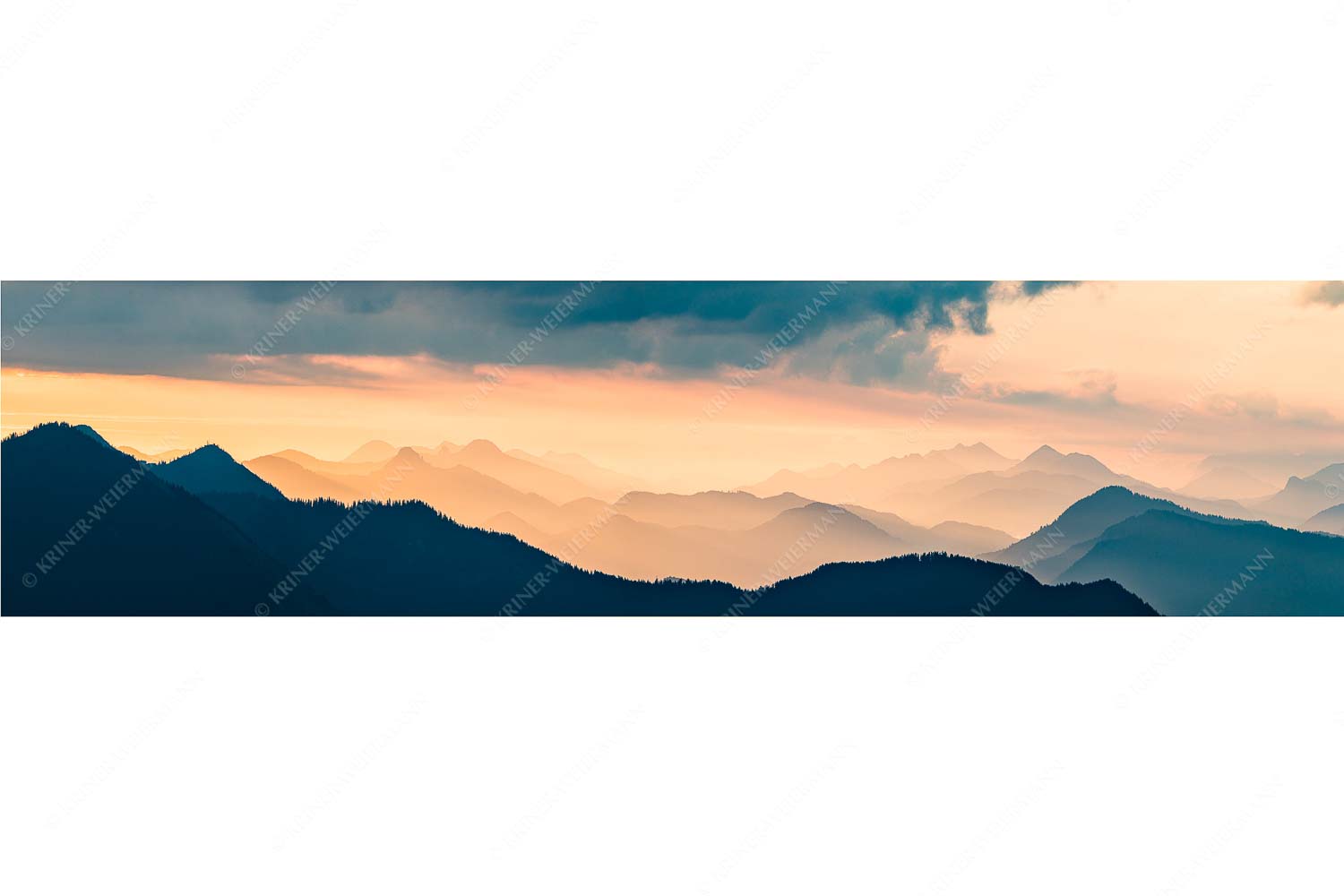 Schemenhaft – Seitenverhältnis 4:1 — Bergsilhouetten Sonnenaufgang Blick in den Sonnenaufgan in die Bayrischen Voralpen