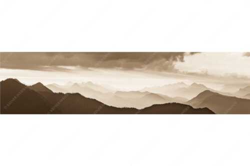 Blick in den Sonnenaufgan in die Bayrischen Voralpen - Schemenhaft - Seitenverhältnis 4:1 - Bergsilhouetten Sonnenaufgang - weitere Infos unter https://www.kriner-weiermann.de