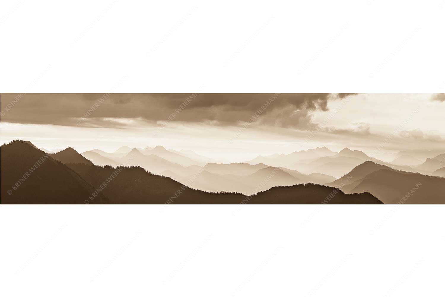Schemenhaft – Seitenverhältnis 4:1 — Bergsilhouetten Sonnenaufgang Blick in den Sonnenaufgan in die Bayrischen Voralpen