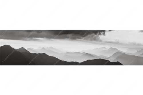 Blick in den Sonnenaufgan in die Bayrischen Voralpen - Schemenhaft - Seitenverhältnis 4:1 - Bergsilhouetten Sonnenaufgang - weitere Infos unter https://www.kriner-weiermann.de