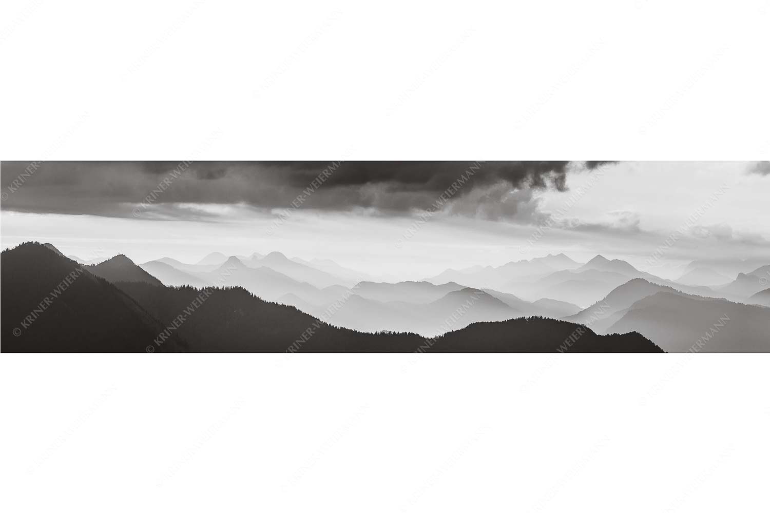 Schemenhaft – Seitenverhältnis 4:1 — Bergsilhouetten Sonnenaufgang Blick in den Sonnenaufgan in die Bayrischen Voralpen
