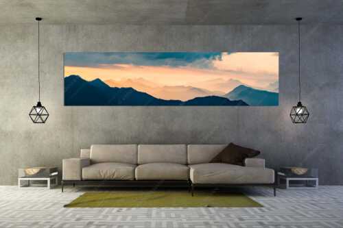 Blick in den Sonnenaufgan in die Bayrischen Voralpen - Schemenhaft - Größe ca. 320x80cm, Seitenverhältnis 4:1 - Bergsilhouetten Sonnenaufgang - weitere Infos unter https://www.kriner-weiermann.de