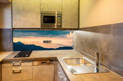 Blick in den Sonnenaufgan in die Bayrischen Voralpen - Schemenhaft - Größe ca. 150x60cm, Seitenverhältnis 2,5:1 - Bergsilhouetten Sonnenaufgang - weitere Infos unter https://www.kriner-weiermann.de