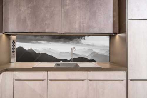 Blick in den Sonnenaufgan in die Bayrischen Voralpen - Schemenhaft - Größe ca. 200x50cm, Seitenverhältnis ca: 4:1 - Bergsilhouetten Sonnenaufgang - weitere Infos unter https://www.kriner-weiermann.de