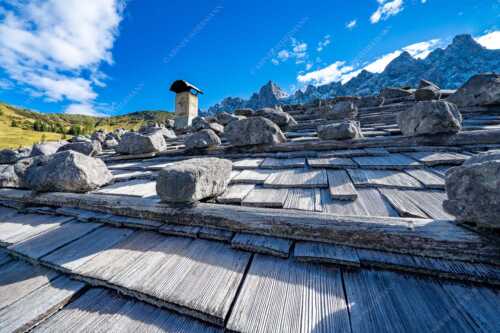 Schindel gedeckte Alm mit Lalidererwand im Hintergrund - Schindeldach - Seitenverhältnis 3:2 - Ladizalm mit Lalidererspitze - weitere Infos unter https://www.kriner-weiermann.de