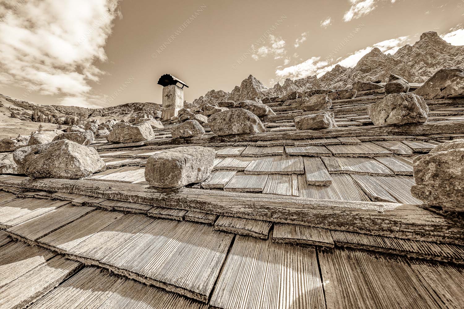 Schindel gedeckte Alm mit Lalidererwand im Hintergrund