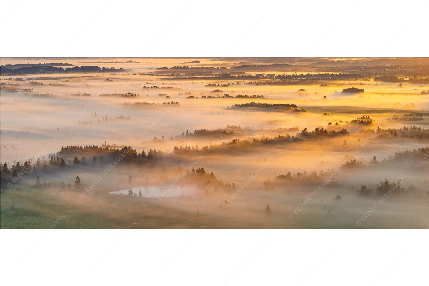 Nebelstimmung im Kochlermoos - Schleiergewand - Seitenverhältnis 2,5:1 - Morgenstimmung bei Kochel - weitere Infos unter https://www.kriner-weiermann.de