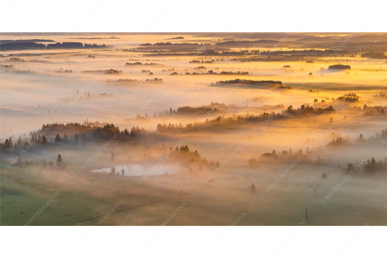 Schleiergewand – Seitenverhältnis 2:1 — Morgenstimmung bei Kochel Nebelstimmung im Kochlermoos