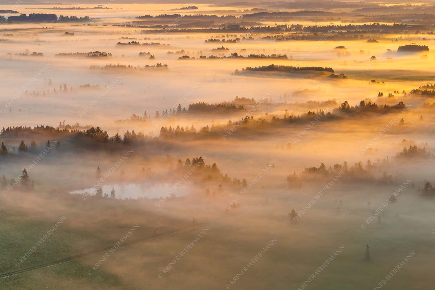 Nebelstimmung im Kochlermoos - Schleiergewand - Seitenverhältnis 3:2 - Morgenstimmung bei Kochel - weitere Infos unter https://www.kriner-weiermann.de