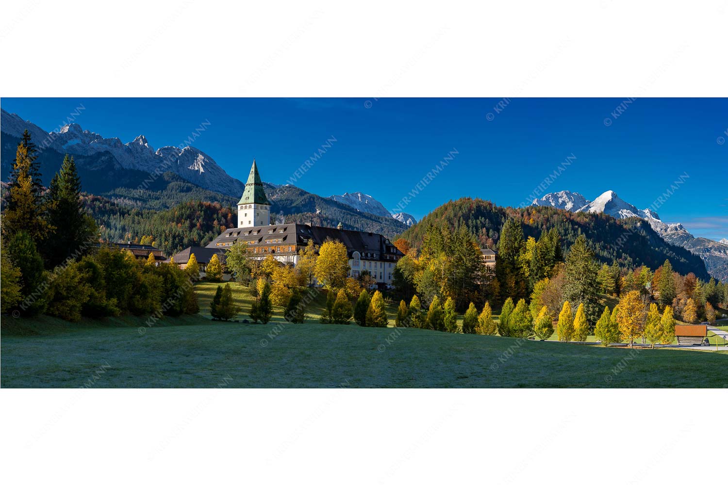 Schloss Elmau vor Wetterstein – Seitenverhältnis 2,5:1 — Morgenstimmung Schloss Elmau mit Alpspitze