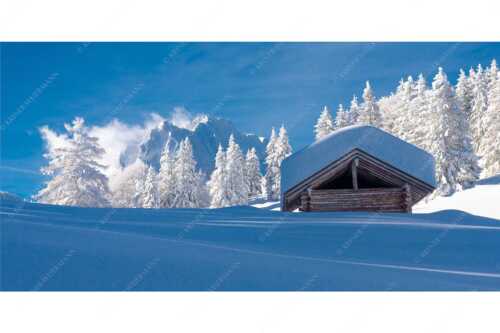 Nach heftigen Schneefällen im Kranzberggebiet müssen die Dächer eine hohe Last tragen - Schneelast - Seitenverhältnis 2:1 - Stadel mit Wettersteinspitze - weitere Infos unter https://www.kriner-weiermann.de