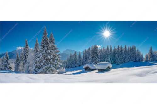Eine tiefverschneite Winterlandschaft zwischen Krün und Mittenwald zeigt sich im Sonnenschein - Schneereich - Seitenverhältnis 2,5:1 - Viel Schnee im Isartal - weitere Infos unter https://www.kriner-weiermann.de