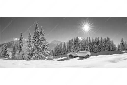 Eine tiefverschneite Winterlandschaft zwischen Krün und Mittenwald zeigt sich im Sonnenschein - Schneereich - Seitenverhältnis 2,5:1 - Viel Schnee im Isartal - weitere Infos unter https://www.kriner-weiermann.de