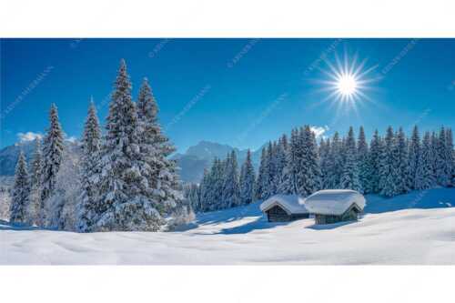 Eine tiefverschneite Winterlandschaft zwischen Krün und Mittenwald zeigt sich im Sonnenschein - Schneereich - Seitenverhältnis 2:1 - Viel Schnee im Isartal - weitere Infos unter https://www.kriner-weiermann.de
