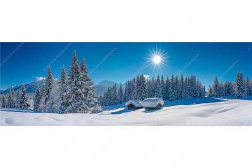 Eine tiefverschneite Winterlandschaft zwischen Krün und Mittenwald zeigt sich im Sonnenschein - Schneereich - Seitenverhältnis 3:1 - Viel Schnee im Isartal - weitere Infos unter https://www.kriner-weiermann.de