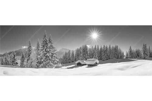 Eine tiefverschneite Winterlandschaft zwischen Krün und Mittenwald zeigt sich im Sonnenschein - Schneereich - Seitenverhältnis 3:1 - Viel Schnee im Isartal - weitere Infos unter https://www.kriner-weiermann.de