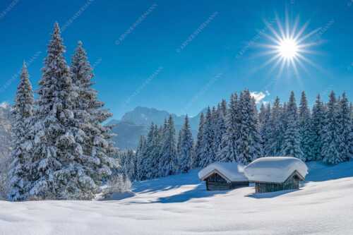 Eine tiefverschneite Winterlandschaft zwischen Krün und Mittenwald zeigt sich im Sonnenschein - Schneereich - Seitenverhältnis 3:2 - Viel Schnee im Isartal - weitere Infos unter https://www.kriner-weiermann.de