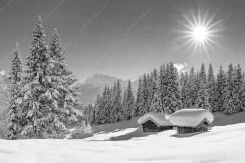 Eine tiefverschneite Winterlandschaft zwischen Krün und Mittenwald zeigt sich im Sonnenschein - Schneereich - Seitenverhältnis 3:2 - Viel Schnee im Isartal - weitere Infos unter https://www.kriner-weiermann.de