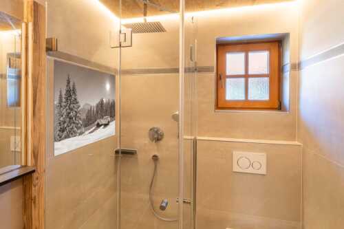 Eine tiefverschneite Winterlandschaft zwischen Krün und Mittenwald zeigt sich im Sonnenschein - Schneereich - Größe ca. 120x80cm, Seitenverhältnis 3:2 - Viel Schnee im Isartal - weitere Infos unter https://www.kriner-weiermann.de