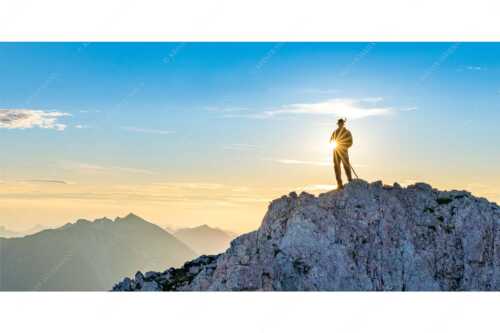 Gegenlicht an der Oberen Wettersteinspitze - Schneidig - Seitenverhältnis 2:1 - Traditioneller Bergsteiger auf Wettersteinspitze - weitere Infos unter https://www.kriner-weiermann.de