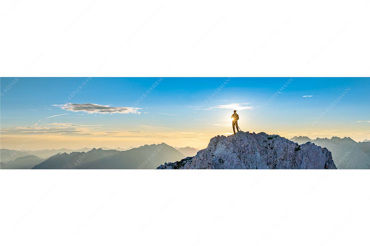 Schneidig – Seitenverhältnis 4:1 — Traditioneller Bergsteiger auf Wettersteinspitze Gegenlicht an der Oberen Wettersteinspitze