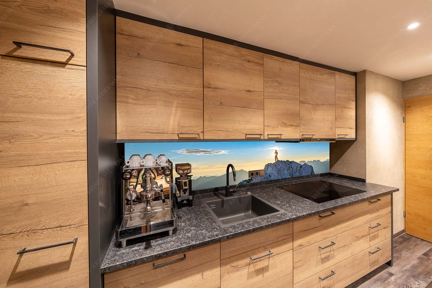 Schneidig – Größe ca. 270x54cm, Seitenverhältnis 5:1 — Traditioneller Bergsteiger auf Wettersteinspitze Gegenlicht an der Oberen Wettersteinspitze - Schneidig - Größe ca. 270x54cm, Seitenverhältnis 5:1 - Traditioneller Bergsteiger auf Wettersteinspitze - weitere Infos unter https://www.kriner-weiermann.de