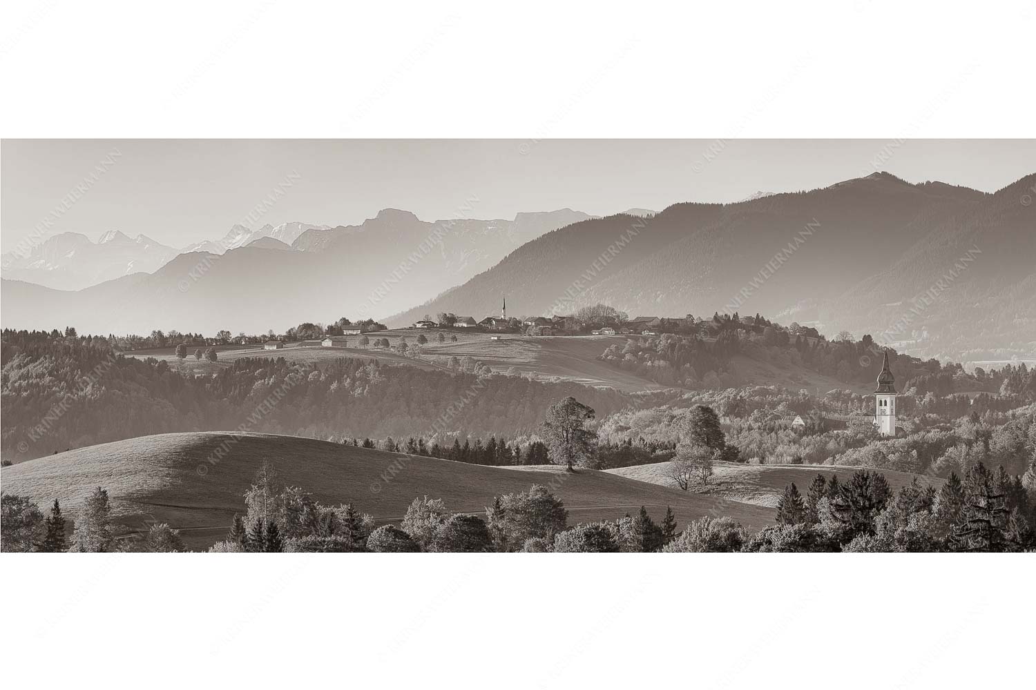 Blick über Rottenbuch und Schönberg ins Karwendel, Estergebirge, Hörnle und Wettersteingebirge - Schönberg - Seitenverhältnis 2,5:1 - Malerisches Bergdorf - weitere Infos unter https://www.kriner-weiermann.de