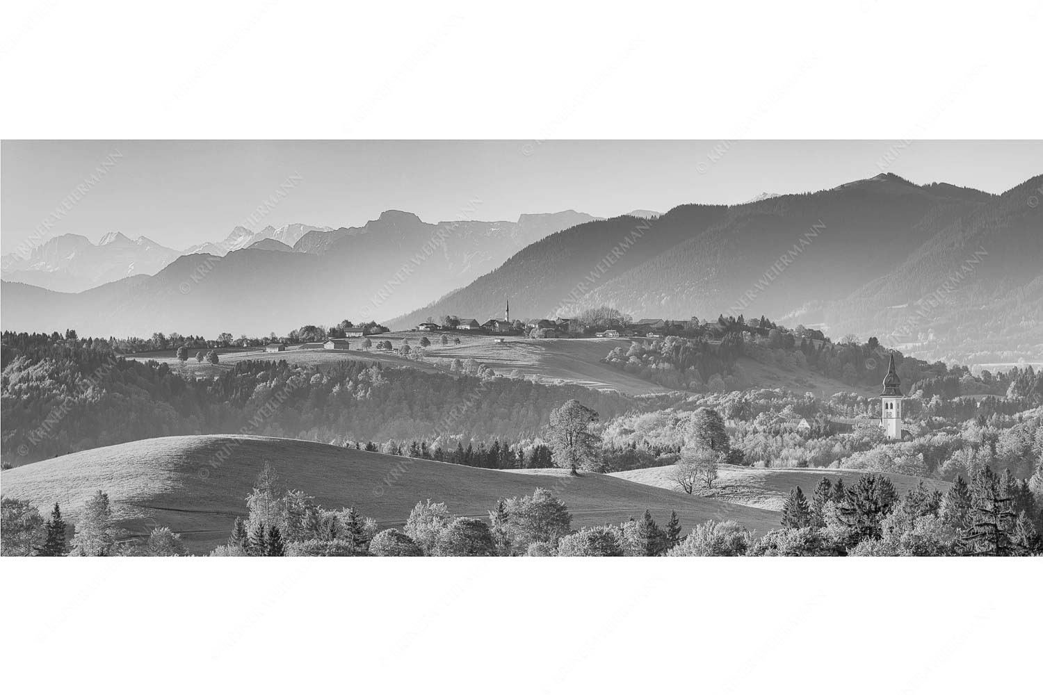 Blick über Rottenbuch und Schönberg ins Karwendel, Estergebirge, Hörnle und Wettersteingebirge - Schönberg - Seitenverhältnis 2,5:1 - Malerisches Bergdorf - weitere Infos unter https://www.kriner-weiermann.de