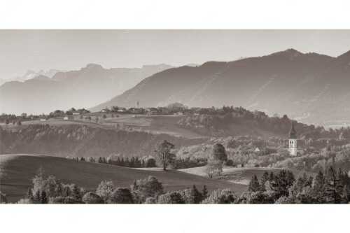 Blick über Rottenbuch und Schönberg ins Karwendel, Estergebirge, Hörnle und Wettersteingebirge - Schönberg - Seitenverhältnis 2:1 - Malerisches Bergdorf - weitere Infos unter https://www.kriner-weiermann.de