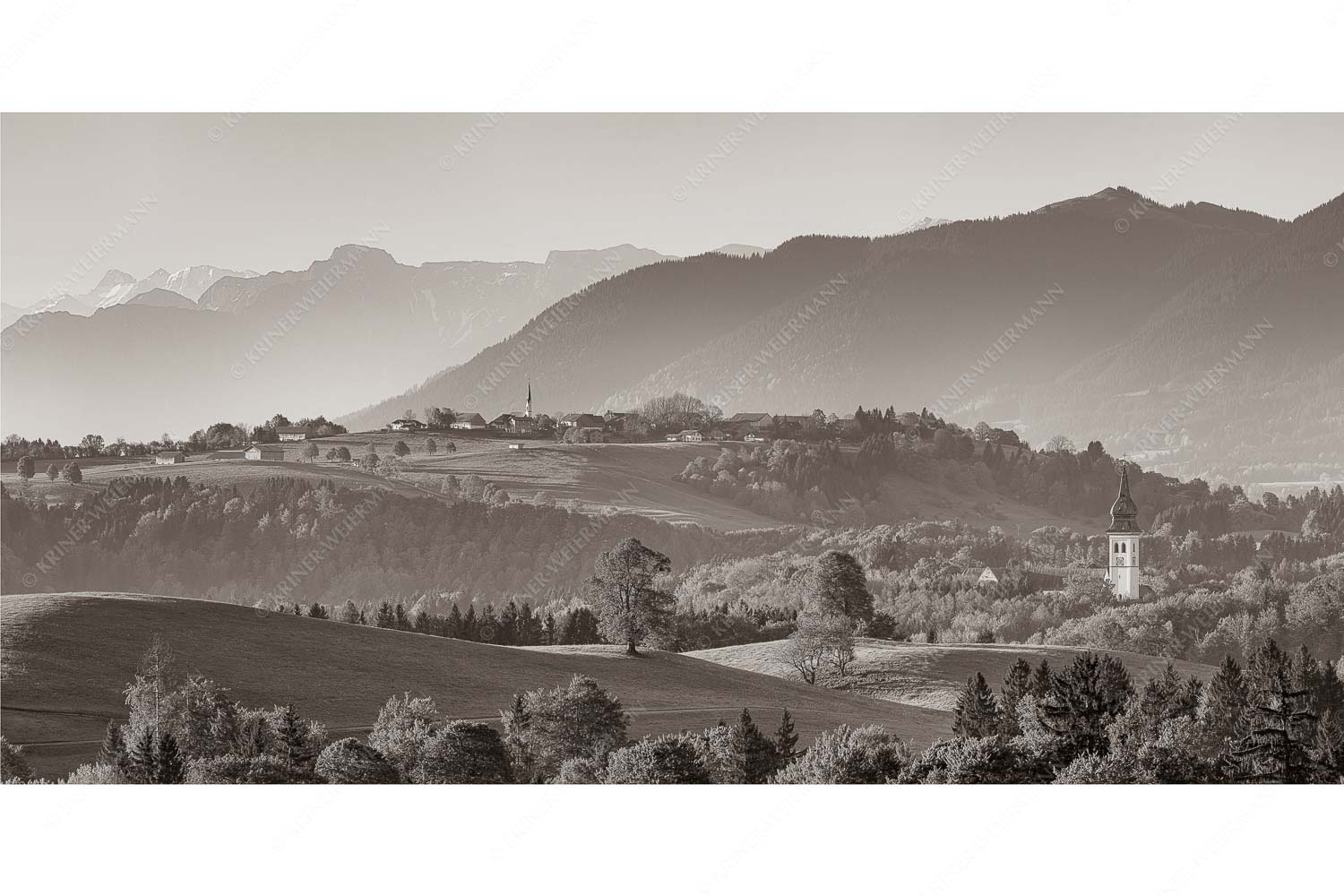 Schönberg – Seitenverhältnis 2:1 — Malerisches Bergdorf Blick über Rottenbuch und Schönberg ins Karwendel, Estergebirge, Hörnle und Wettersteingebirge