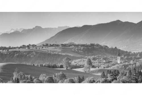 Blick über Rottenbuch und Schönberg ins Karwendel, Estergebirge, Hörnle und Wettersteingebirge - Schönberg - Seitenverhältnis 2:1 - Malerisches Bergdorf - weitere Infos unter https://www.kriner-weiermann.de