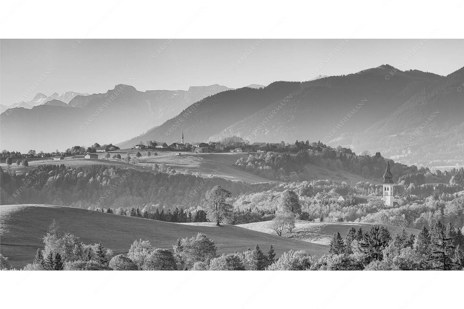 Schönberg – Seitenverhältnis 2:1 — Malerisches Bergdorf Blick über Rottenbuch und Schönberg ins Karwendel, Estergebirge, Hörnle und Wettersteingebirge