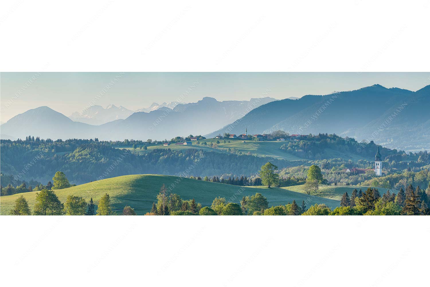 Schönberg – Seitenverhältnis 3:1 — Malerisches Bergdorf Blick über Rottenbuch und Schönberg ins Karwendel, Estergebirge, Hörnle und Wettersteingebirge