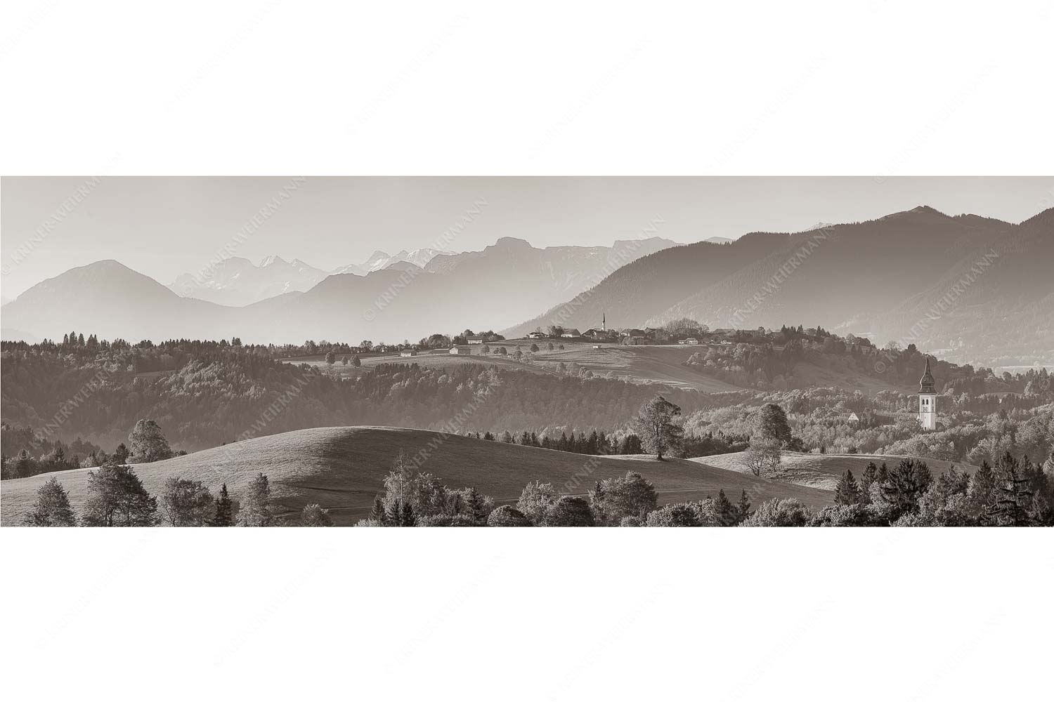Schönberg – Seitenverhältnis 3:1 — Malerisches Bergdorf Blick über Rottenbuch und Schönberg ins Karwendel, Estergebirge, Hörnle und Wettersteingebirge