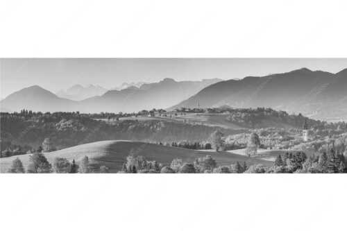 Blick über Rottenbuch und Schönberg ins Karwendel, Estergebirge, Hörnle und Wettersteingebirge - Schönberg - Seitenverhältnis 3:1 - Malerisches Bergdorf - weitere Infos unter https://www.kriner-weiermann.de