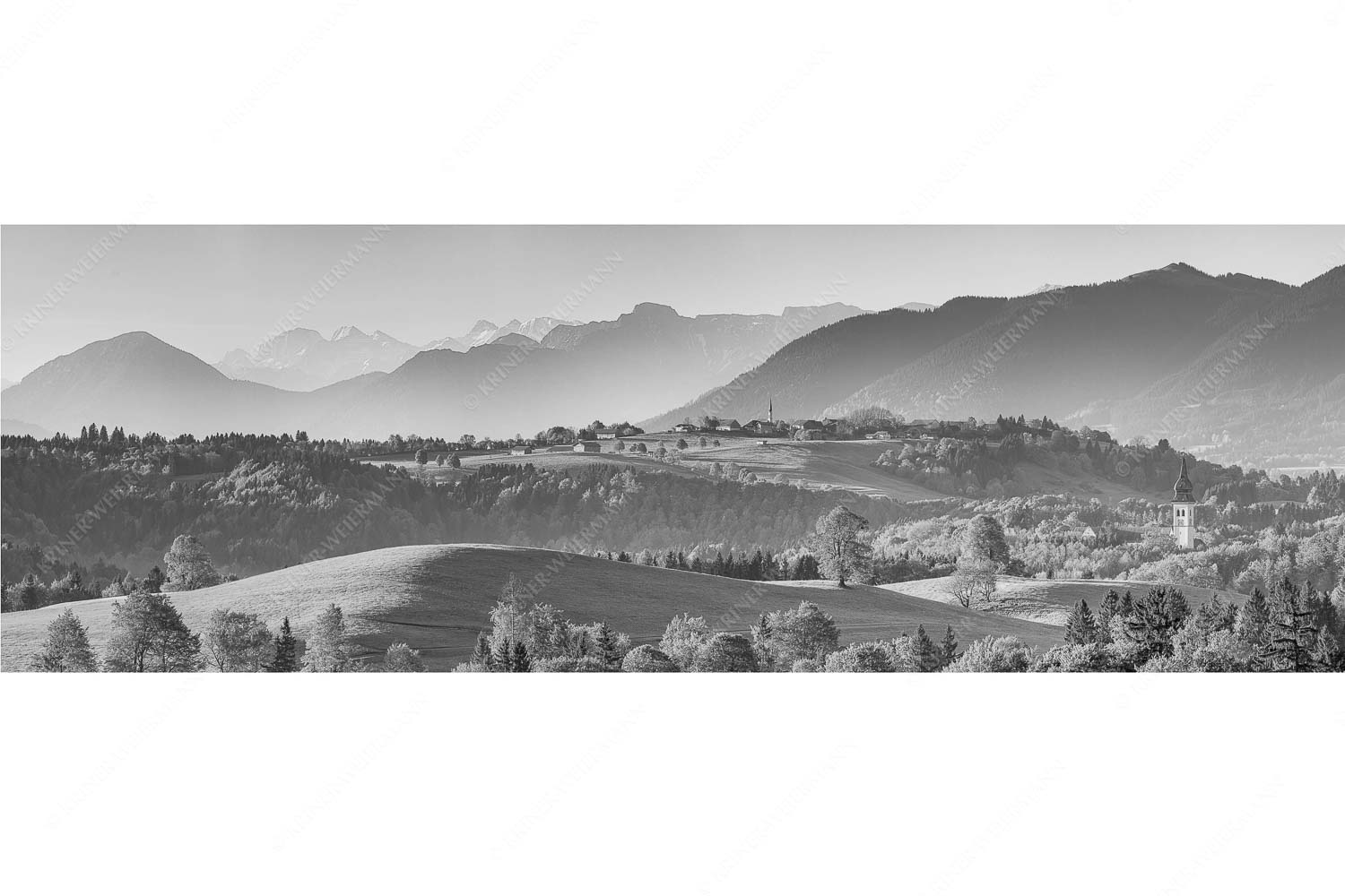 Schönberg – Seitenverhältnis 3:1 — Malerisches Bergdorf Blick über Rottenbuch und Schönberg ins Karwendel, Estergebirge, Hörnle und Wettersteingebirge