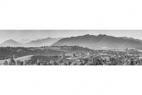 Blick über Rottenbuch und Schönberg ins Karwendel, Estergebirge, Hörnle und Wettersteingebirge - Schönberg - Seitenverhältnis 4:1 - Malerisches Bergdorf - weitere Infos unter https://www.kriner-weiermann.de