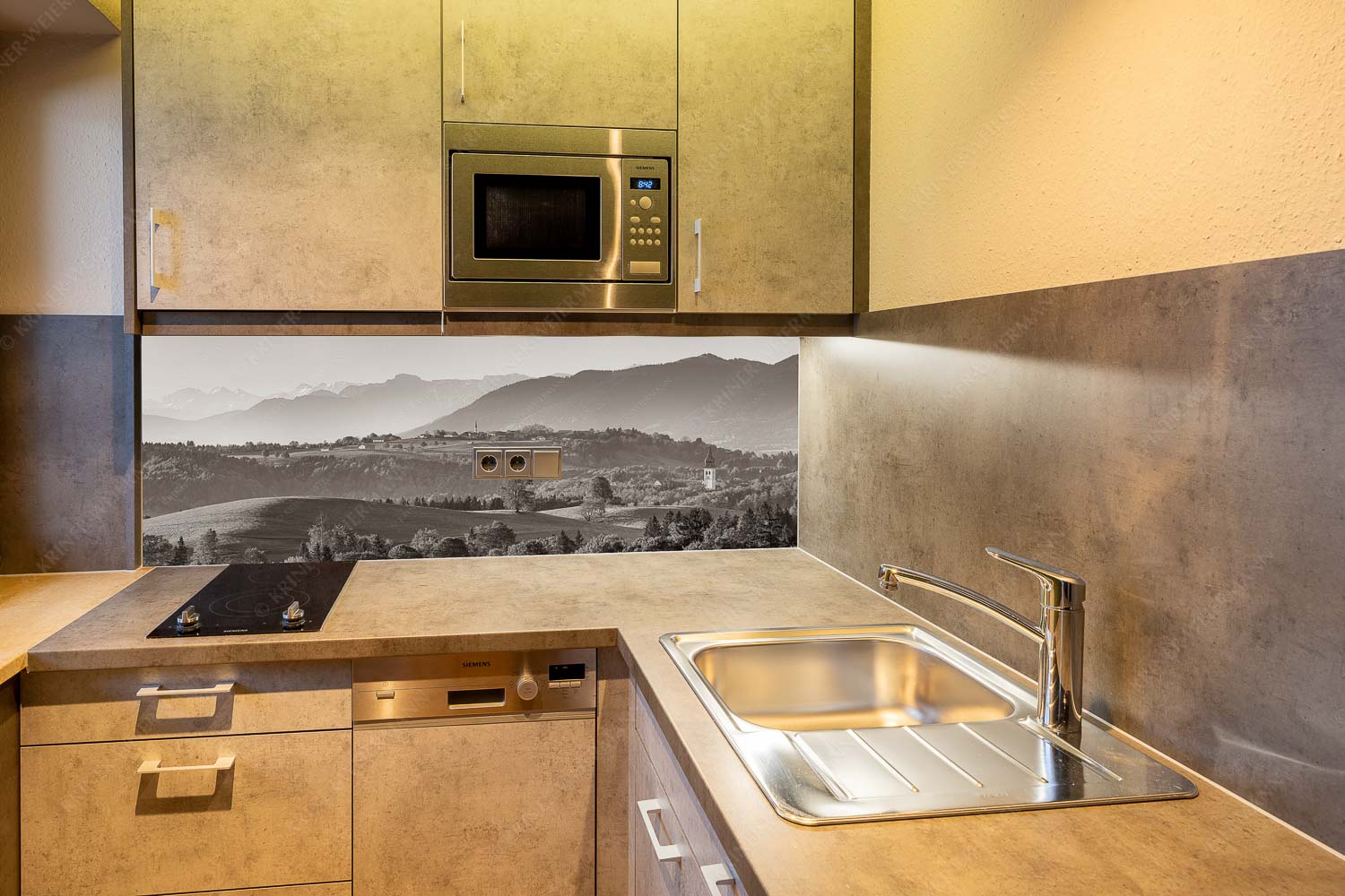 Schönberg – Größe ca. 150x60cm, Seitenverhältnis 2,5:1 — Malerisches Bergdorf Blick über Rottenbuch und Schönberg ins Karwendel, Estergebirge, Hörnle und Wettersteingebirge - Schönberg - Größe ca. 150x60cm, Seitenverhältnis 2,5:1 - Malerisches Bergdorf - weitere Infos unter https://www.kriner-weiermann.de