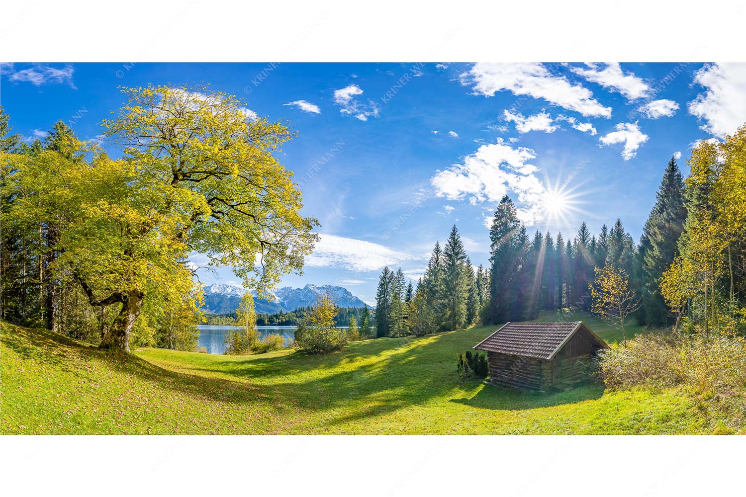Schönste Plätze – Seitenverhältnis 2:1 — Heustadel am Barmsee mit Karwendel Alter Ahorn am Barmsee