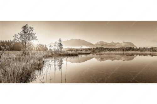 Sonnenaufgang am Barmsee mit Soiern- und Karwendelgebirge - Seelenruhig - Seitenverhältnis 2,5:1 - Spiegelung am Barmsee mit Karwendel - weitere Infos unter https://www.kriner-weiermann.de