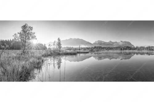 Sonnenaufgang am Barmsee mit Soiern- und Karwendelgebirge - Seelenruhig - Seitenverhältnis 2,5:1 - Spiegelung am Barmsee mit Karwendel - weitere Infos unter https://www.kriner-weiermann.de
